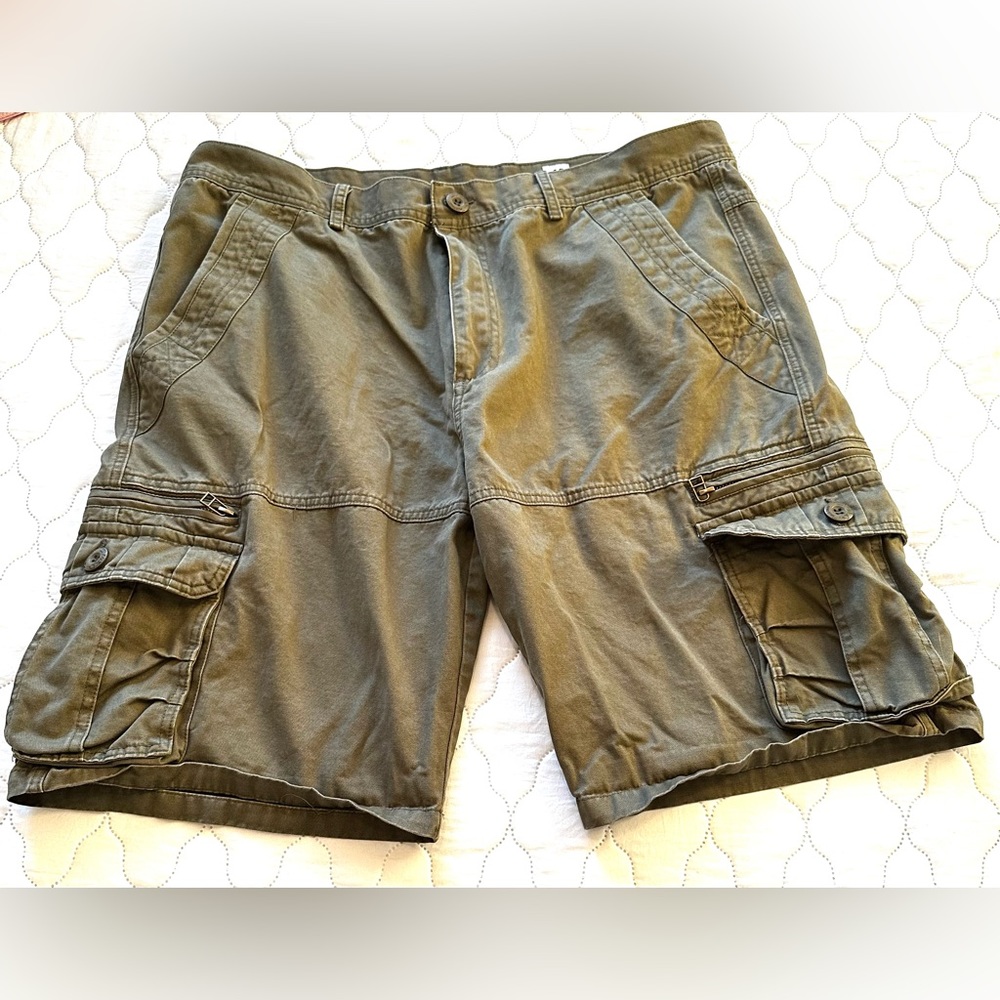 Mustway Cargo Shorts Mens Size - 40 nice Dark Green color